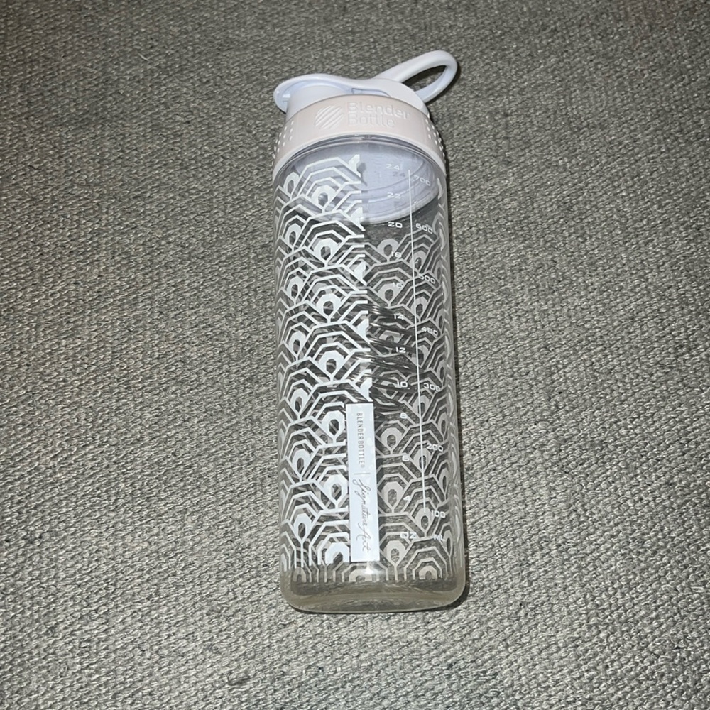 Blender Bottle 24oz White Blender Bottle